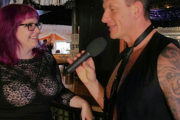 'Essen'-Szene aus Lina Mila & Zoe Diamond - Magma swingt...mit Porno Klaus im Club 