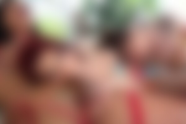 'Strapse'-Szene aus Aya Doll & Lunna Guedes - Bad Behavior: Arya Santana