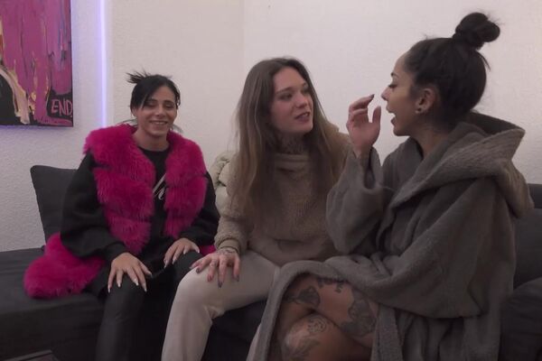 'Cowgirl'-Szene aus Gianina Camgirl - Jason Steel: Feuchte Fick-Prinzessinnen