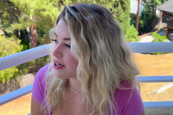 'Busty'-Szene aus Ashley Alexander - Busty New Girls 2