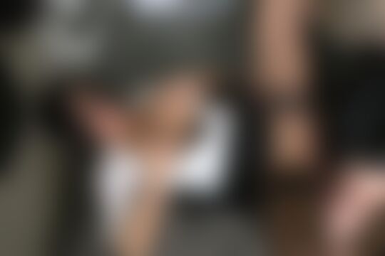 'Lustig'-Szene aus Die schwarzhaarige Sekretärin Sina Velvet erwischt und mit Arschfick bestraft