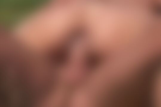 'FKK'-Szene aus FKK mit blonder Amateur-MILF