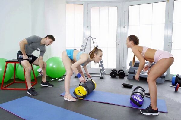 'Gym'-Szene aus Lina Mercury & Vinna Reed - Gym Hotties