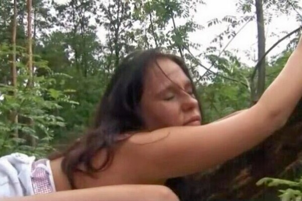 'Pärchen'-Szene aus Betty Summer - Im Wald erwischt - Fickende Pärchen heimlich gefilmt