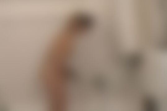 'Rollenspiel'-Szene aus Hausarbeit und Dusche für hübsche Blonde