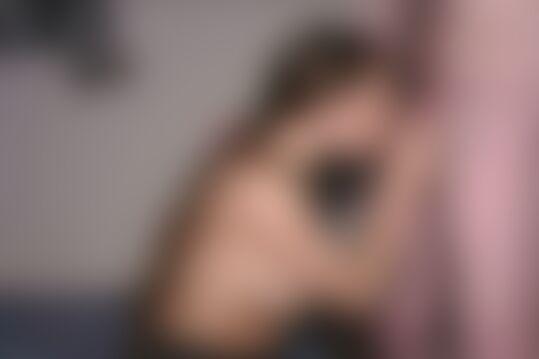 'Rollenspiel'-Szene aus Hübsche junge Brünette lutscht Schwanz und wartet auf die Sahne