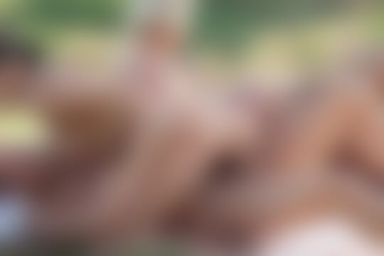 'Solo'-Szene aus Kira Queen, Krystal Swift & Lilith Lee - Curvy Chicks On Cycles