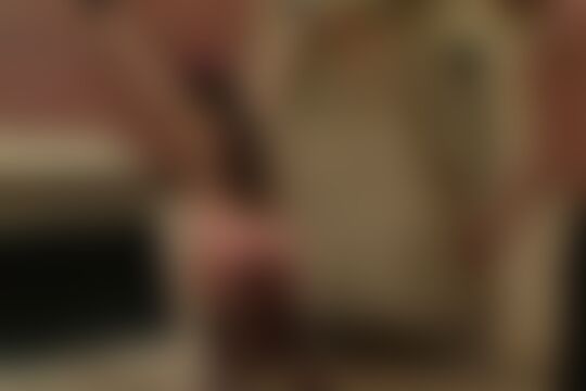 'Sklavin'-Szene aus Junge Gothic-Sklavin benutzt und zum Kotzen gebracht