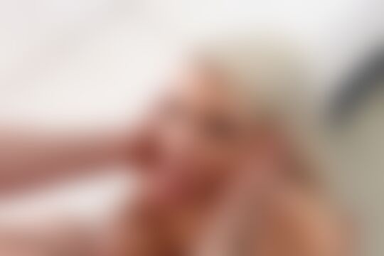 'Sex am Strand'-Szene aus Die geile junge blonde Ashley Mae kriegt ihre enge Muschi durchgevögelt