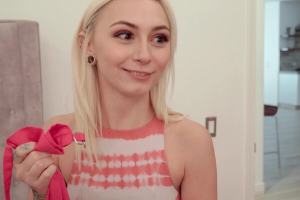 'Dildo'-Szene aus Chloe Temple & Kyler Quinn - Family Pies 22