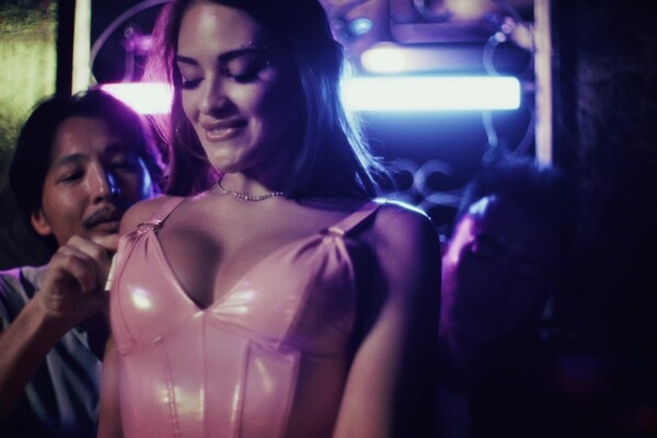 'Striptease'-Szene aus Scarlett Alexis & Co necken ihn mit einer sinnlichen oralen Verführung