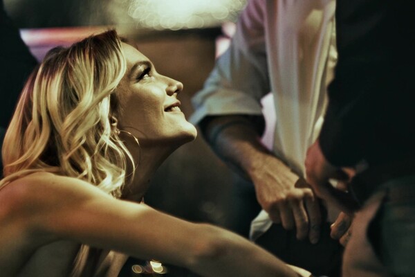 'Striptease'-Szene aus Kenna James wird in kunstvoller Gruppenextase verehrt