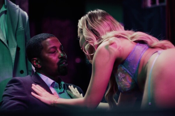 'Striptease'-Szene aus Blondine in weißer Spitze wird in einer edlen Club-Orgie gevögelt