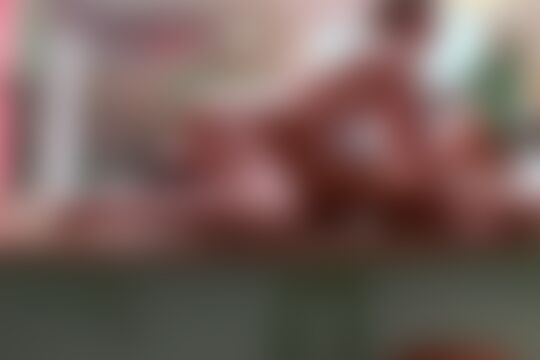 'Küche'-Szene aus Zwei junge brünette Lesben haben Spass in der Küche