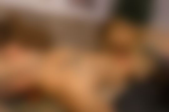 'Hängetitten'-Szene aus Hübsche rothaarige Tattoo-Schlampe macht auf der Couch die Beine breit