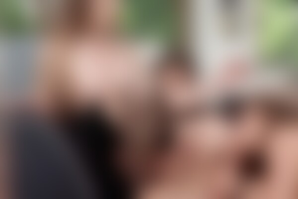 'Escort'-Szene aus Brünetter Traum: Amirah Adara und Veronica Clark teilen sich einen Schwanz