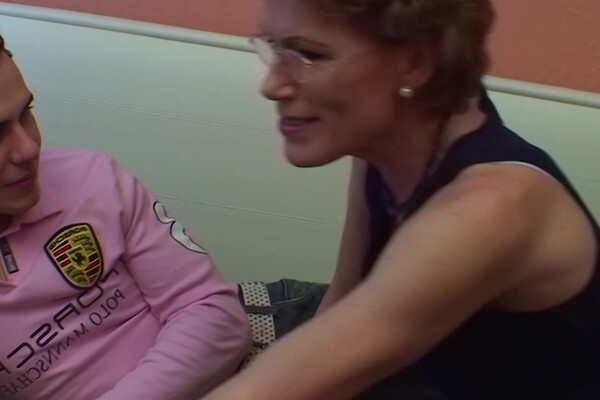 'Omas'-Szene aus Alt & Jung (Deutsche Porno Freunde) Szene 2