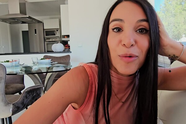 'Bett'-Szene aus Steve Mori - Von Couch-Surferin zu Lover mit Danika Mori