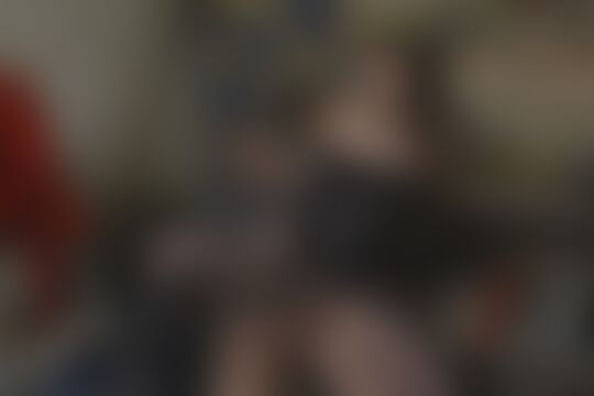 'Hausmeister'-Szene aus Brünette in sexy schwarz auf der Hobelbank gepoppt