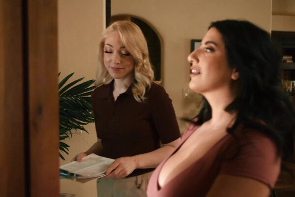 'Office'-Szene aus Lily LaBeau & Sarah Arabic - A Costly Choice