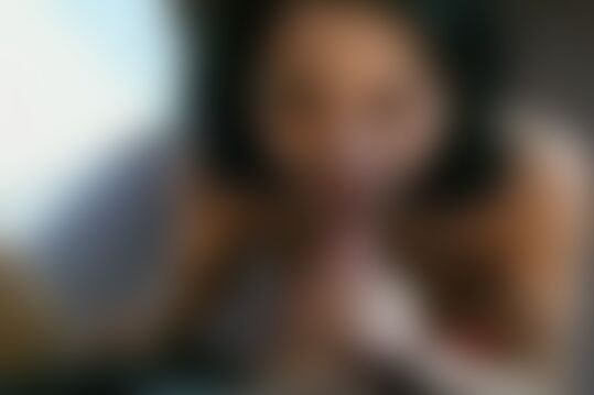 'Küche'-Szene aus Hübsche schwarzhaarige Amateurin in heißer Wäsche in der Küche gebumst