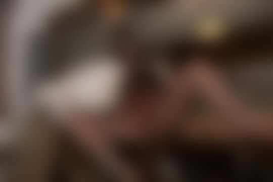 'Dirndl'-Szene aus Coco Kiss im Dirndl gestopft