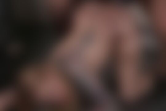 'Lustig'-Szene aus Die rotblonde Tattoo-Maus Kitty Blair hat Bock auf einen dicken Liebesknüppel