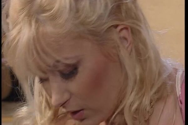 'Giant'-Szene aus Charlotte East & Maria Mosley - Giganten der Lust