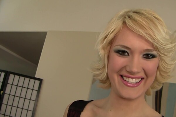 'Nymphomanin'-Szene aus Siri - Busty MILF Next Door