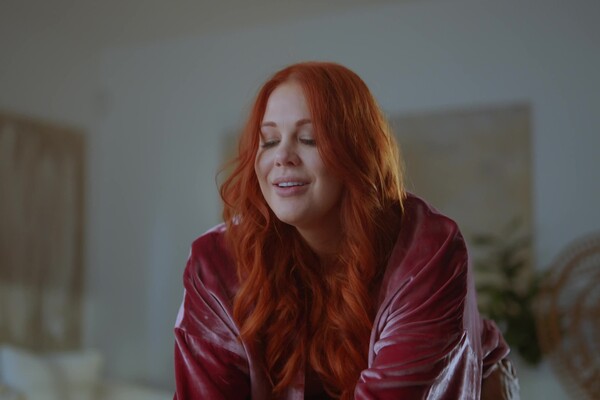 'Essen'-Szene aus Maitland Ward - Black & Red 3