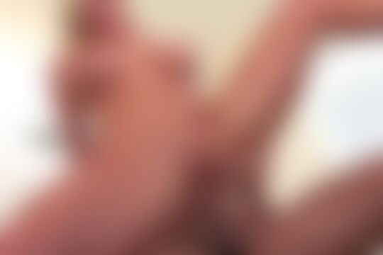 'Gym'-Szene aus Rebecca More - Brit Wet Sluts 1