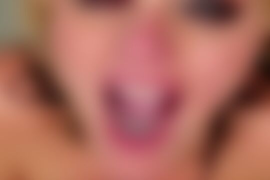 'Schlucken'-Szene aus Eine Ladung Sperma Saft aus 10 Schläuchen für die hungrige blonde Schönheit Alena Croft