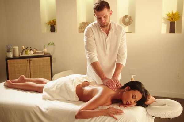 'Bikini'-Szene aus Anissa Kate - Anal Angels 13