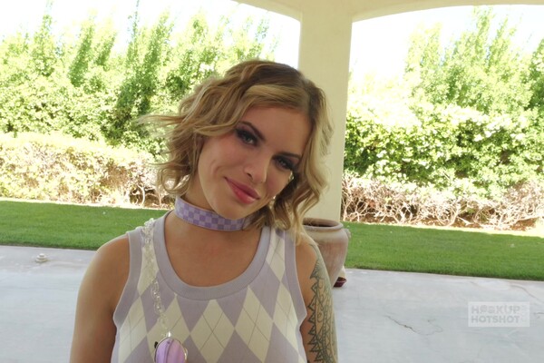 'Outdoor'-Szene aus Jesse Pony - Hookup Hotshot: E-Girls 23