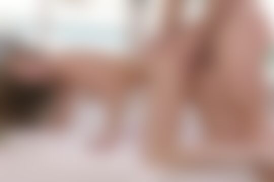 'Bett'-Szene aus Schöner Romantischer Fick auf einem Bett mit Rosenblüten