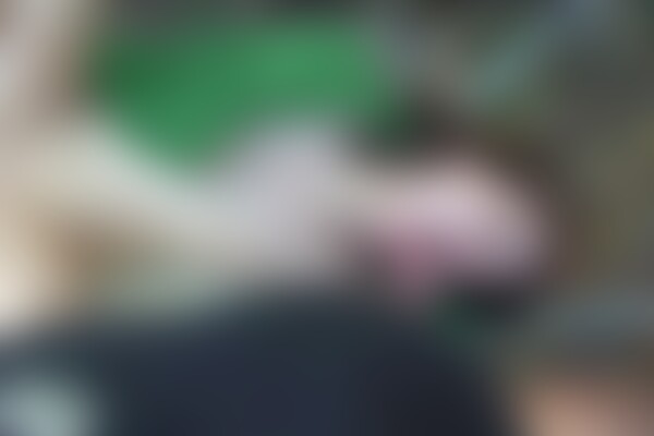 'Wald'-Szene aus Brünetter Teenie im Wald von älteren Typen beobachtet und gefickt