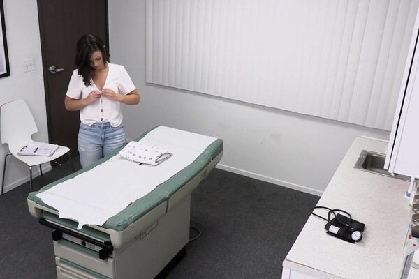 'Arzt'-Szene aus Dharma Jones - Pervy Doctor 7