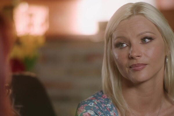 'Dorf'-Szene aus Leya Desantis & Zazie Skymm - Veil Of Traditions