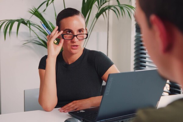 'Nackt in der Öffentlichkeit'-Szene aus Gigi Max - Het Poets En Zuig Bureau