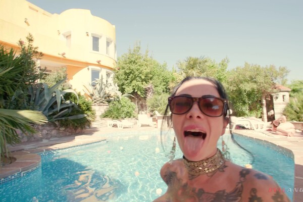 'Bikini'-Szene aus Megan Inky & Monika Wild - Gape Escape 2