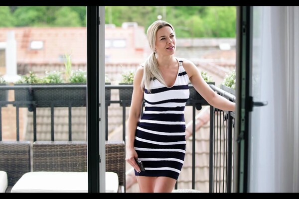 'Überraschung'-Szene aus Leya Desantis & Shalina Devine - Come Again: Kommst Du nochmal?