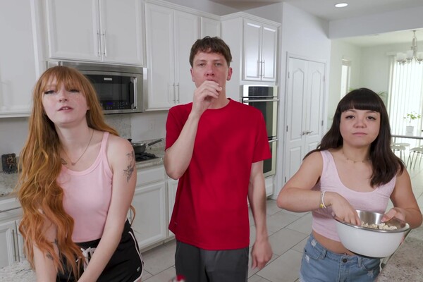 'Enge Muschi'-Szene aus Amber Stark & Mochi Mona - Free Use Fantasies 7