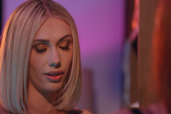 'Piercings'-Szene aus Sky Pierce & Vanna Bardot - Fierce