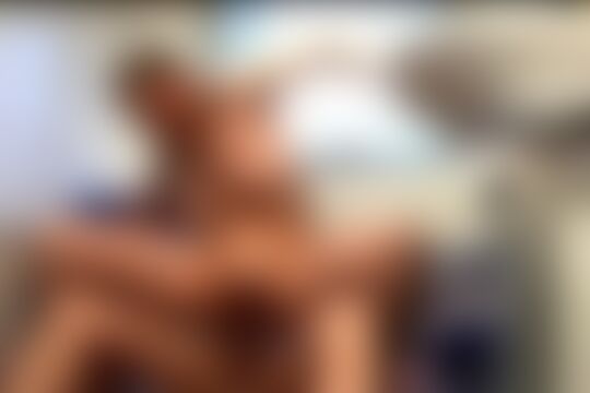 'Korsett'-Szene aus Freizügige Hausfrau lässt sich vom Monteur die Rosette versilbern