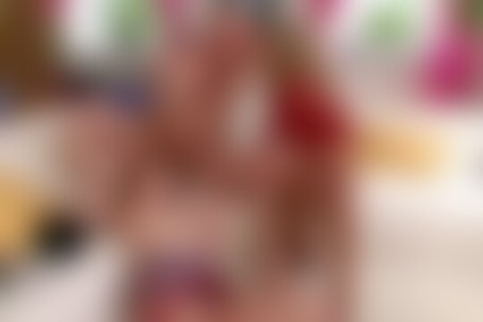 'Zierlich'-Szene aus Eine satte Ladung für zierliche Blonde und ihre hübsche Freundin nach Dreier