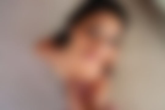 'Rauchen'-Szene aus Hübsche scharzhaarige Gigi Loren lässt ihn weit in ihren Rachen hinein bis er ihr Gesicht mit Sperma bedeckt