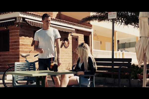 'Exhibitionismus'-Szene aus Katarina Rina & Lilly Bella - The Exhibitionist 4: Outdoor Adventures