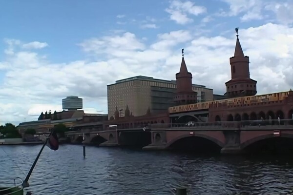 'Outdoor'-Szene aus Lucy Lain - Öffentlich erregt! 15