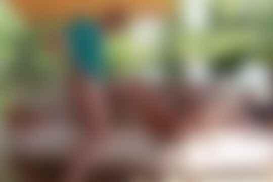 'Rauchen'-Szene aus Tätowierte Bikini-Blondine von zwei Prügeln gestopft