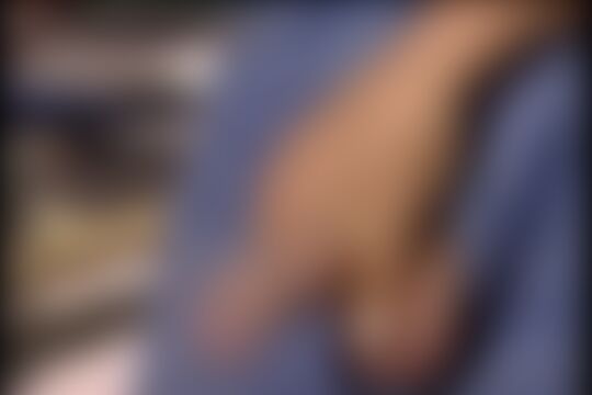 'Küche'-Szene aus Brünetter Lockenkopf muss in der Küche Hand anlegen